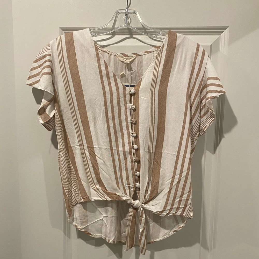 Womens sim & sam size medium tan and white top. New with tags
